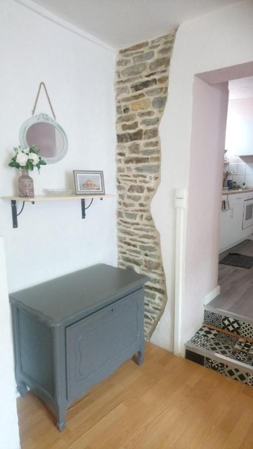 Appartement Familial Le Tanis Pontorson Exterior photo